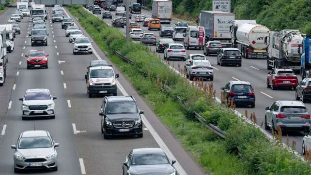Feiertag und Urlaubsende - volle Straßen erwartet