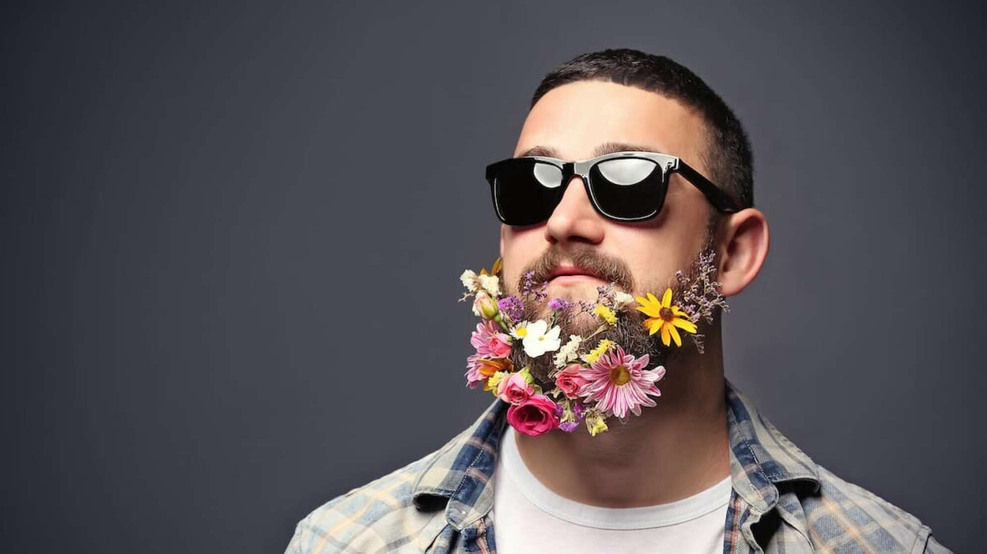 Mann mit Blumen im Bart