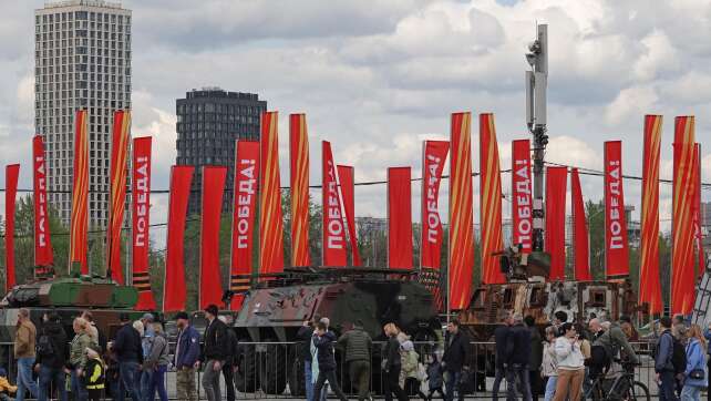 Parade ohne Sieg - Putin rüstet sich für langen Krieg