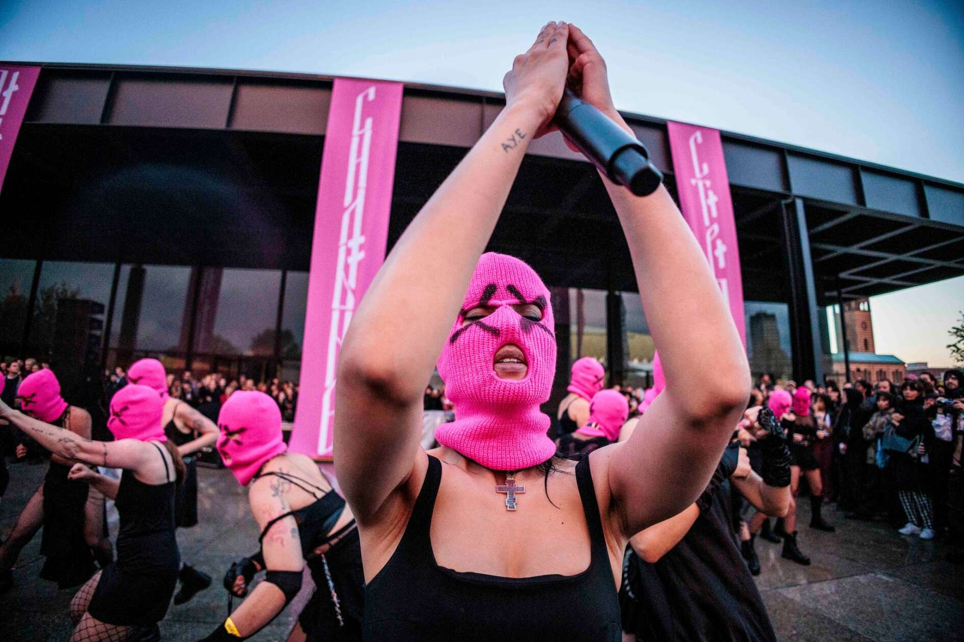 Punk Unterm Regenbogen Pussy Riot Protestieren In Berlin