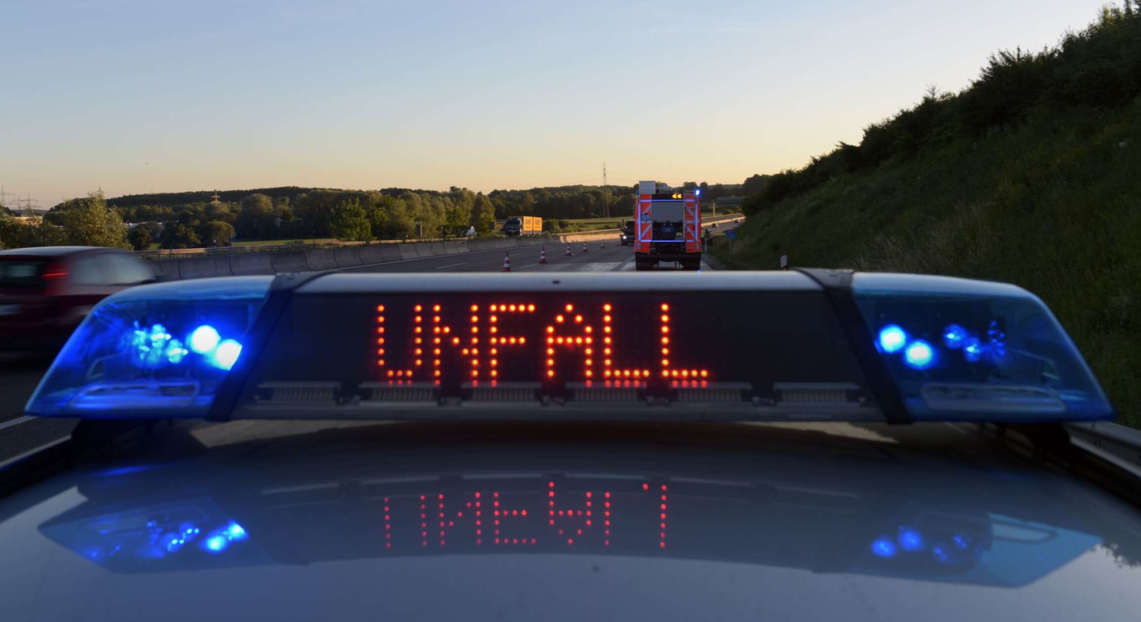 Lastwagen mit Käse und Toast beladen kippt auf Autobahn um