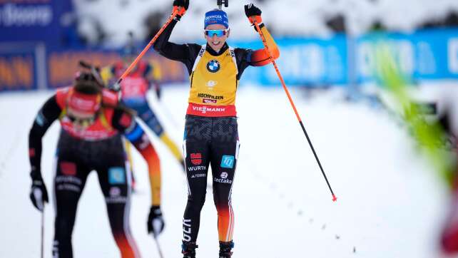 Biathletinnen Voigt und Preuß in Hochfilzen auf dem Podest