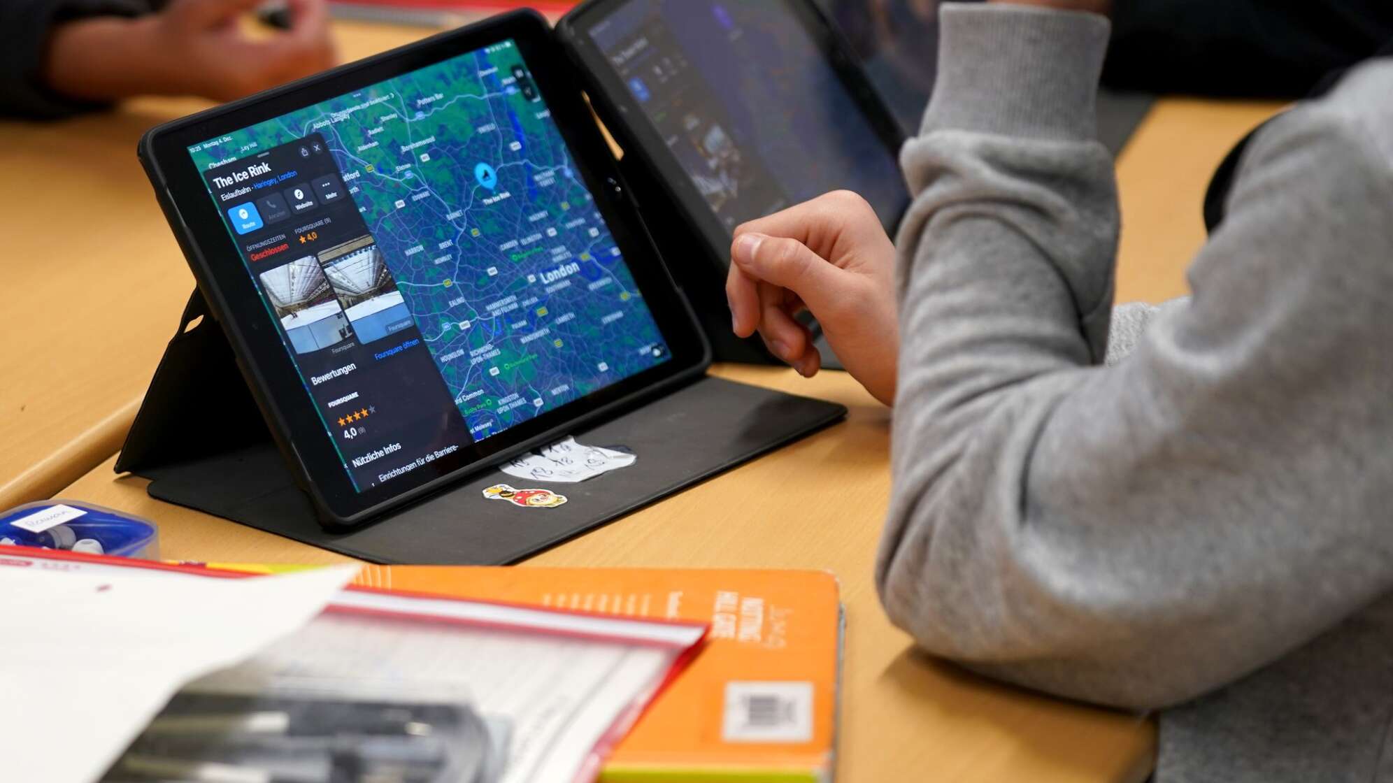 Schüler arbeiten an einem Tablet