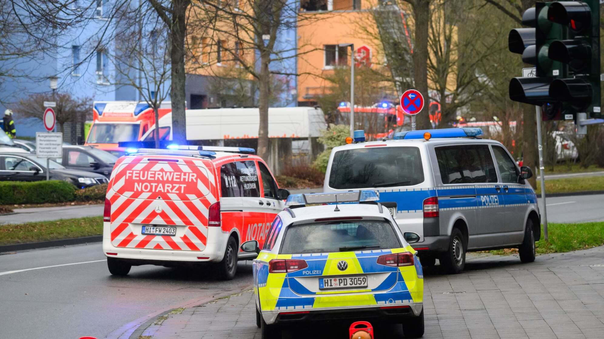 Großeinsatz in Hildesheim - Mann verbarrikadiert sich in Wohnung