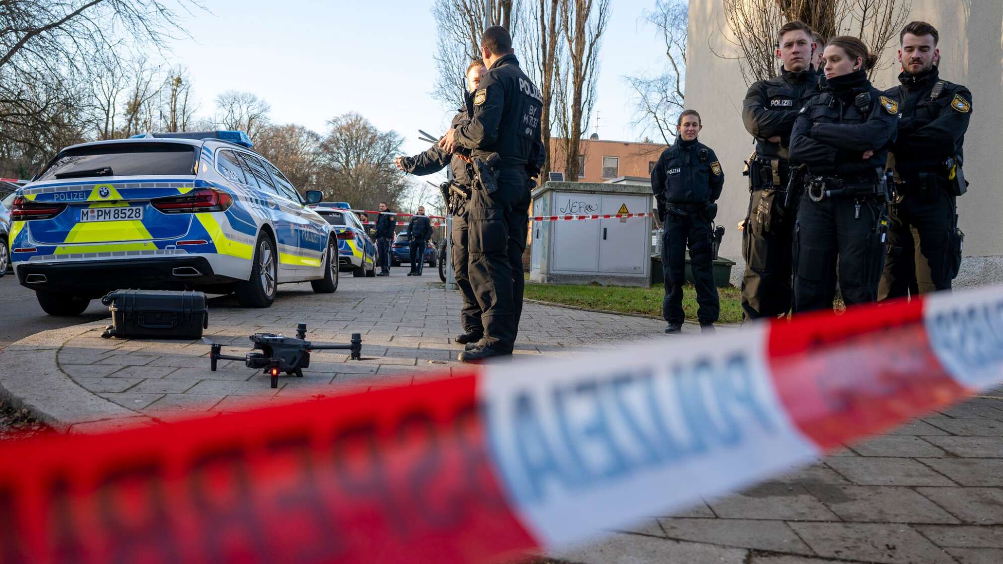 Schwerverletzte Person auf offener Straße gefunden