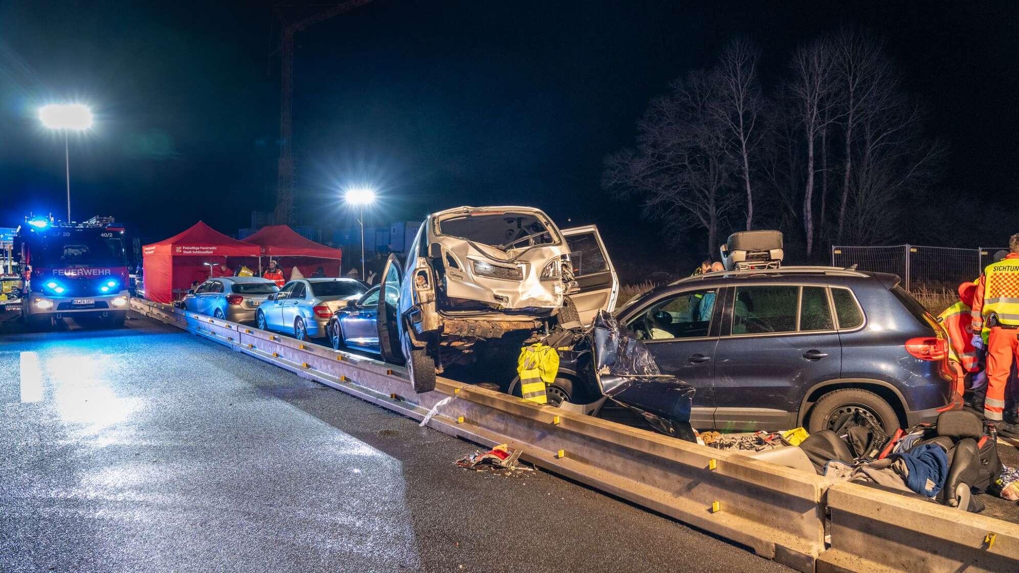 Zwei Schwerverletzte bei Auffahrunfall mehrerer Autos