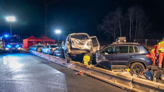 Sieben Verletzte bei Auffahrunfall mehrerer Autos