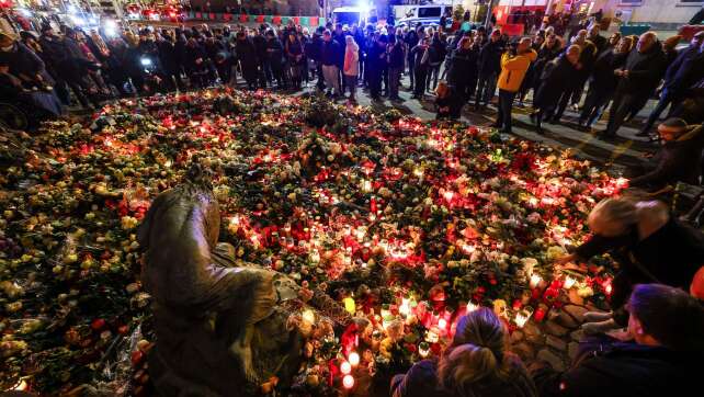 Hunderte gedenken der Opfer nach Todesfahrt von Magdeburg