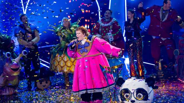 Pokal für den Panda: Sängerin Loi gewinnt «Masked Singer»