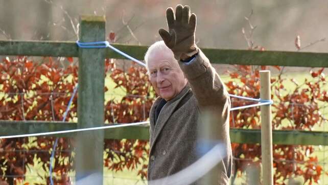 König Charles III. grüßt nach Kirchgang in Sandringham