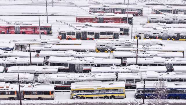 Hoher Schnee und Sturm legen Teile des Balkans lahm