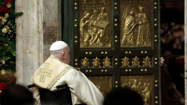 Papst öffnet Petersdom-Pforte und läutet Heiliges Jahr ein