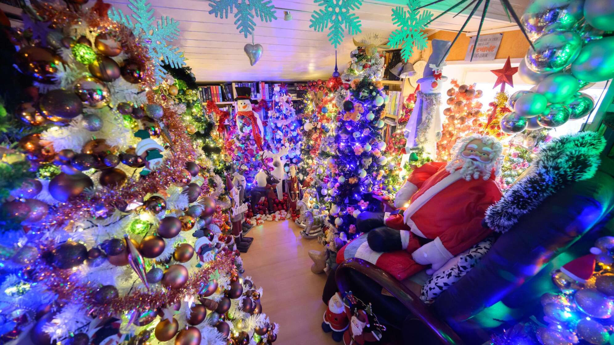 Familie schmückt Haus mit 600 Weihnachtsbäumen