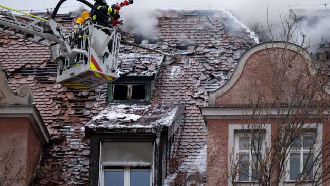 15 Verletzte nach Brand in Seniorenwohnheim