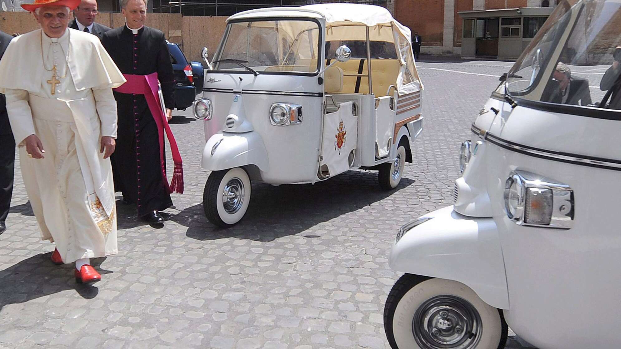 Papst Benedikt XVI. mit Piaggio Ape