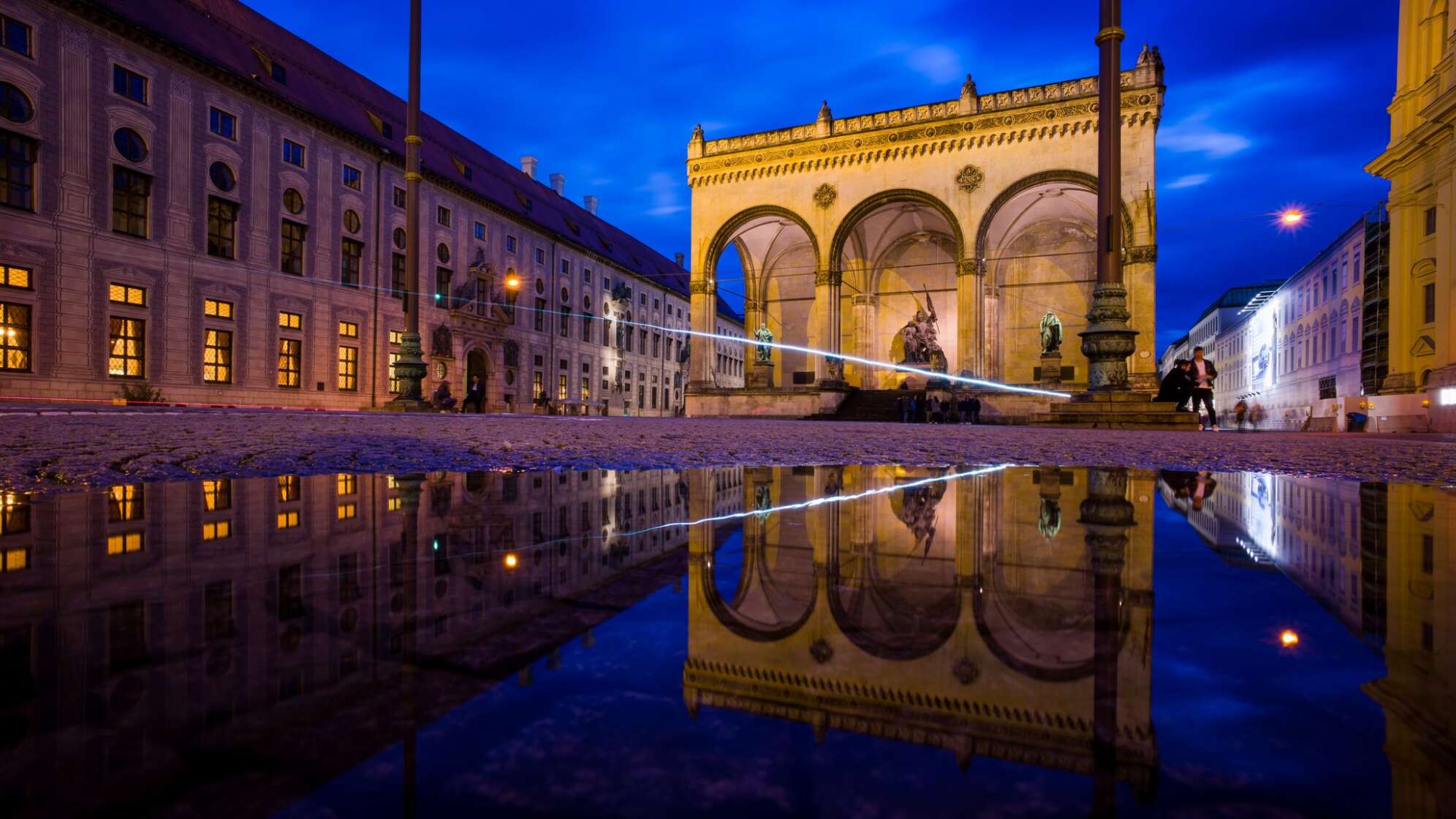 Feldherrnhalle spiegelt sich in Pfütze