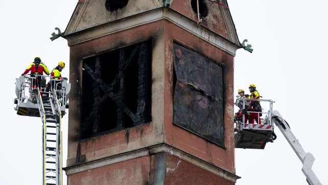 Brand in Seniorenheim - Feuerwehr sichert Teile an Turm