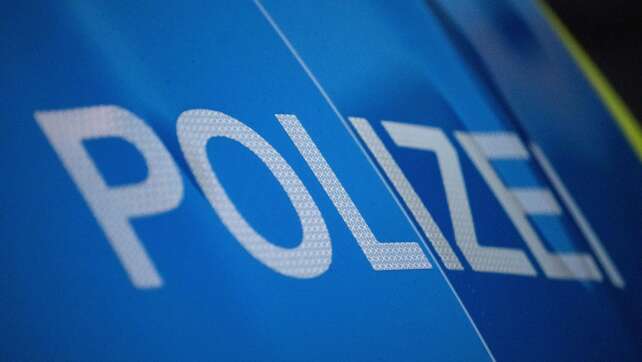 Frau verletzt Radfahrer mit Auto schwer - Fahrerflucht