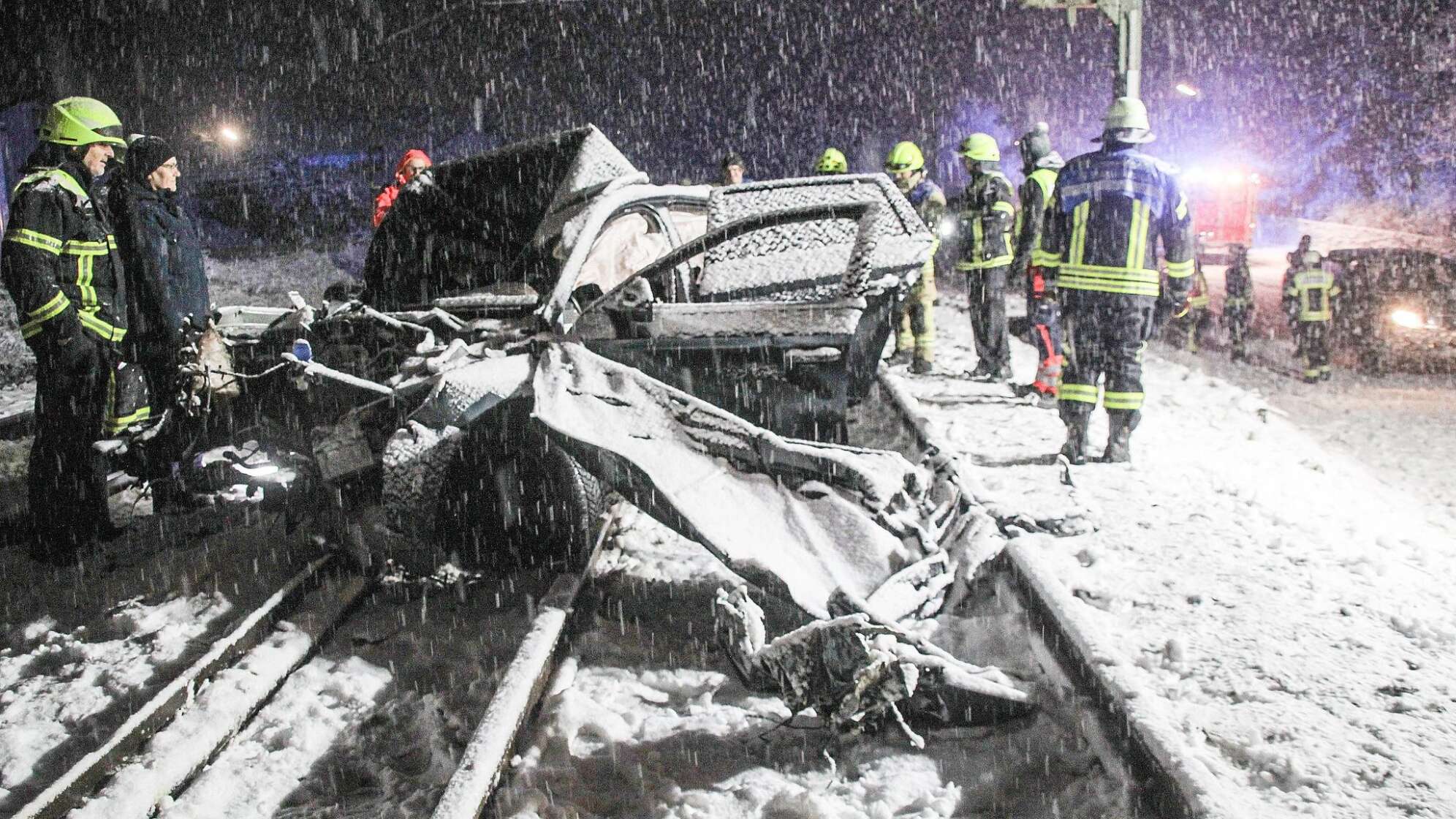 Intercity erfasst Auto in Oberbayern