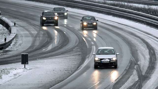 Glatteis und Schnee bringen Verkehr durcheinander