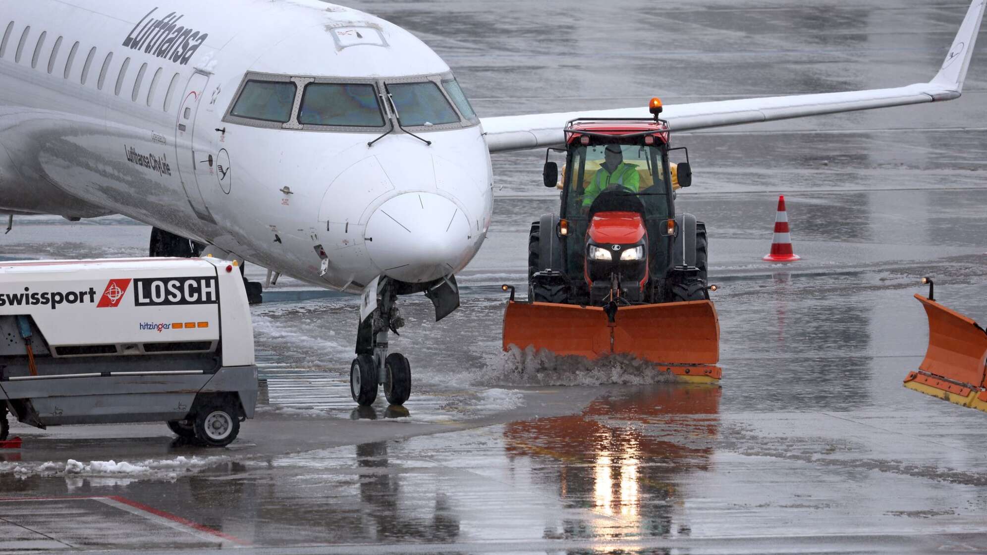 Räum- und Streufahrzeuge am Münchener Flughafen