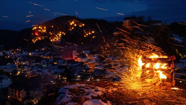 Bergfeuer erhellen die Nacht über Pottenstein