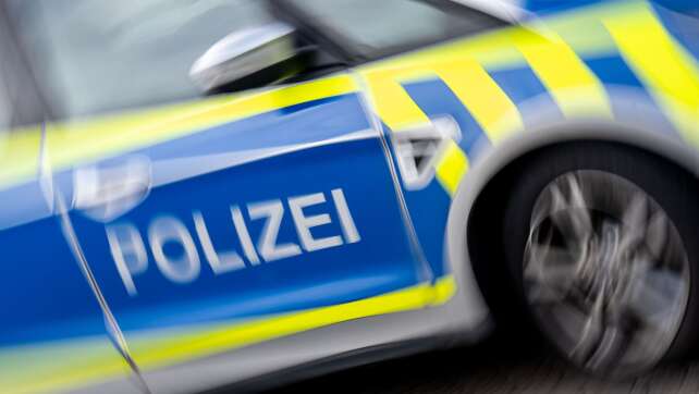 Männer mit waffenähnlichem Gegenstand in Supermarkt