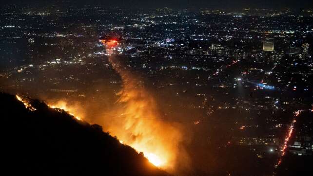 Tausende Einsatzkräfte kämpfen gegen Feuer in Los Angeles