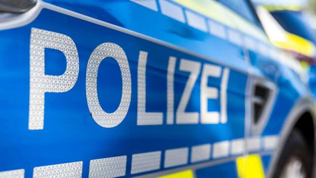 Jugendlicher bedroht Gruppe mit einer Machete