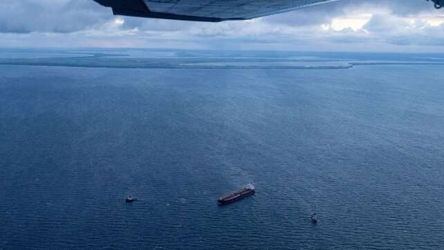 Wegen Sturms zusätzliche Schiffe auf dem Weg zu Öltanker