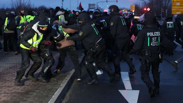 Teils aufgeheizte Lage bei Anti-AfD-Protesten in Riesa