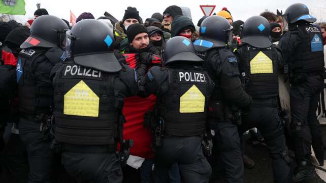 Proteste gegen AfD-Parteitag in Riesa - Polizei-Großeinsatz