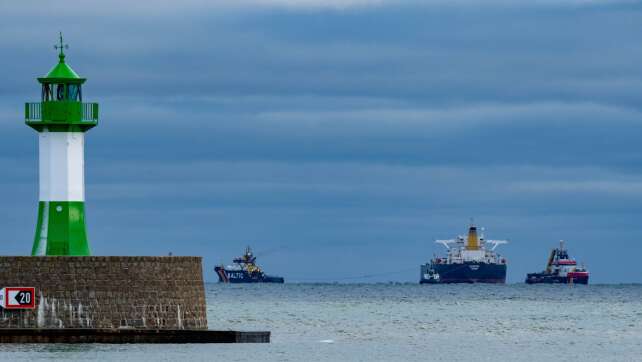 Schlepper halten havarierten Tanker vor Sassnitz in Position