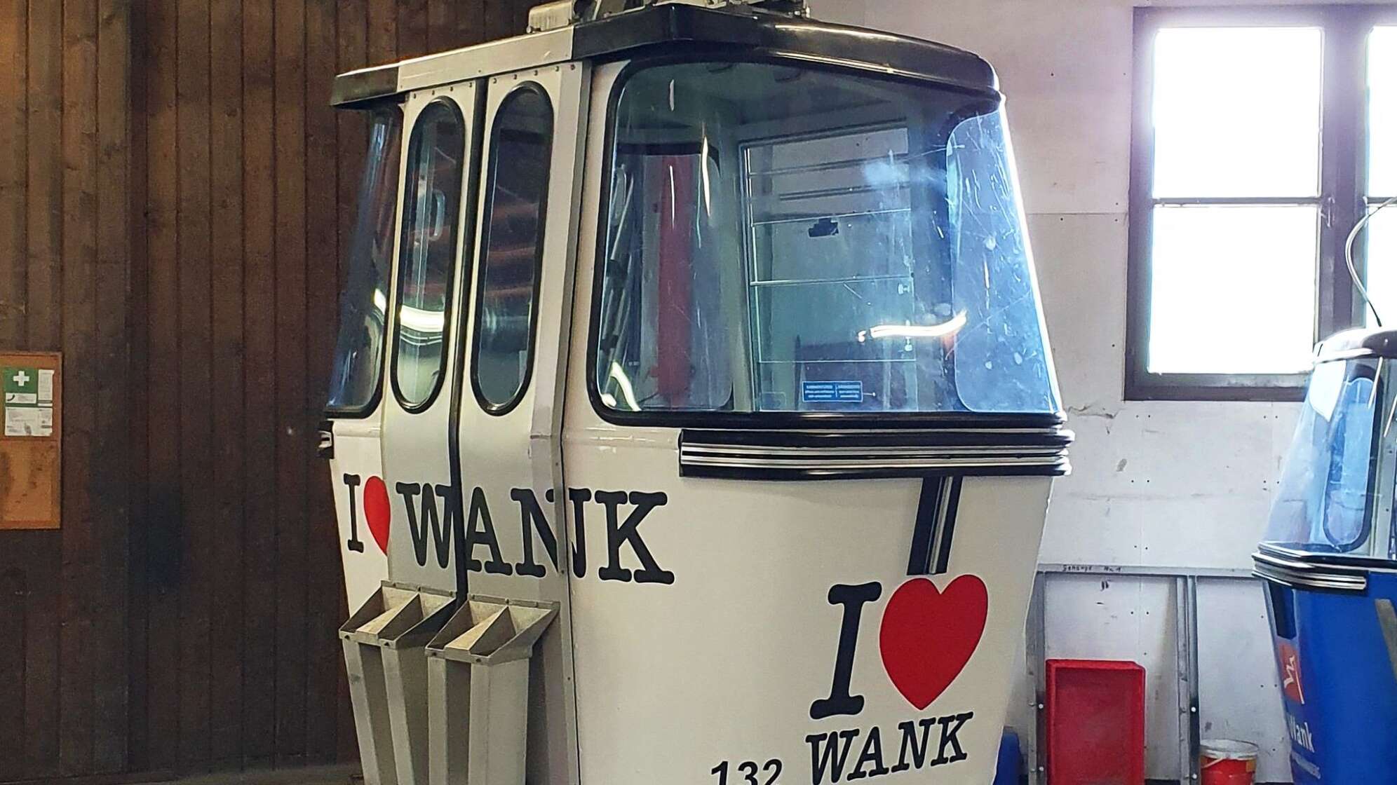 Wankbahn mit Werbeslogan