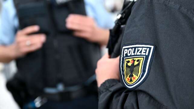 Betrunkener Mann im Rollstuhl attackiert Polizisten