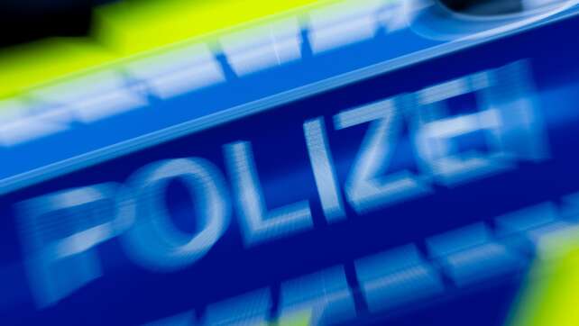 91-Jähriger fährt gegen Holzstapel und stirbt