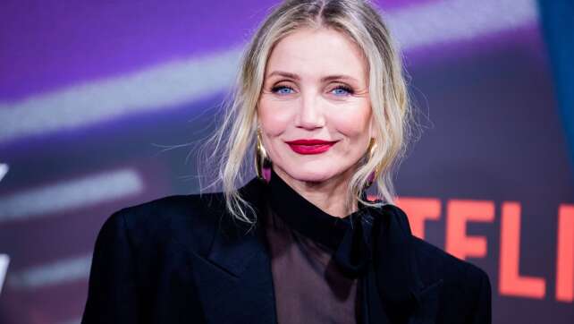 Cameron Diaz: Fiel beim Lesen von Skript lachend vom Bett