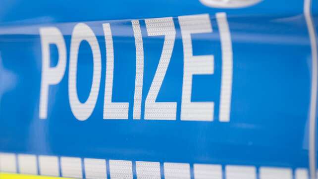 Mann zeigt Hitlergruß und uriniert an Polizeigebäude