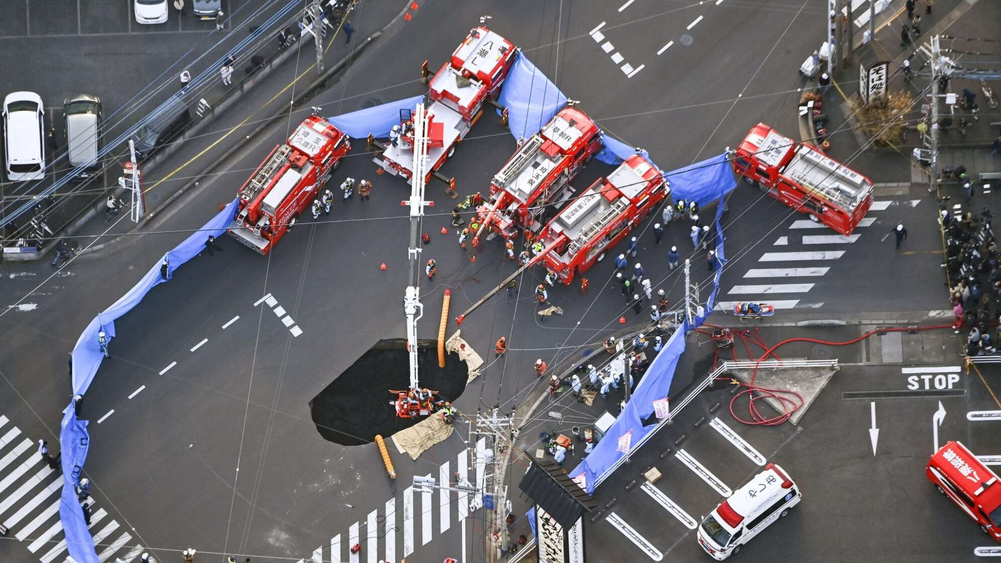 Senkloch an Kreuzung bei Tokio