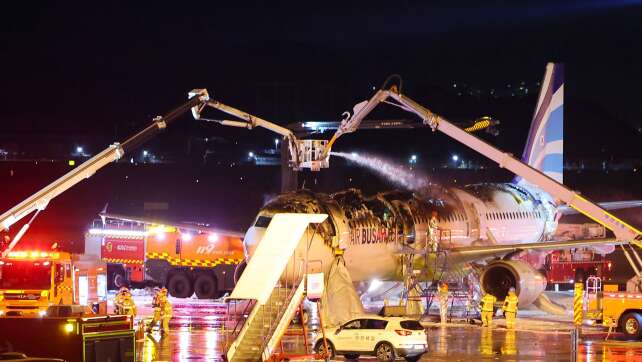 Flugzeug im südkoreanischen Busan geht in Flammen auf