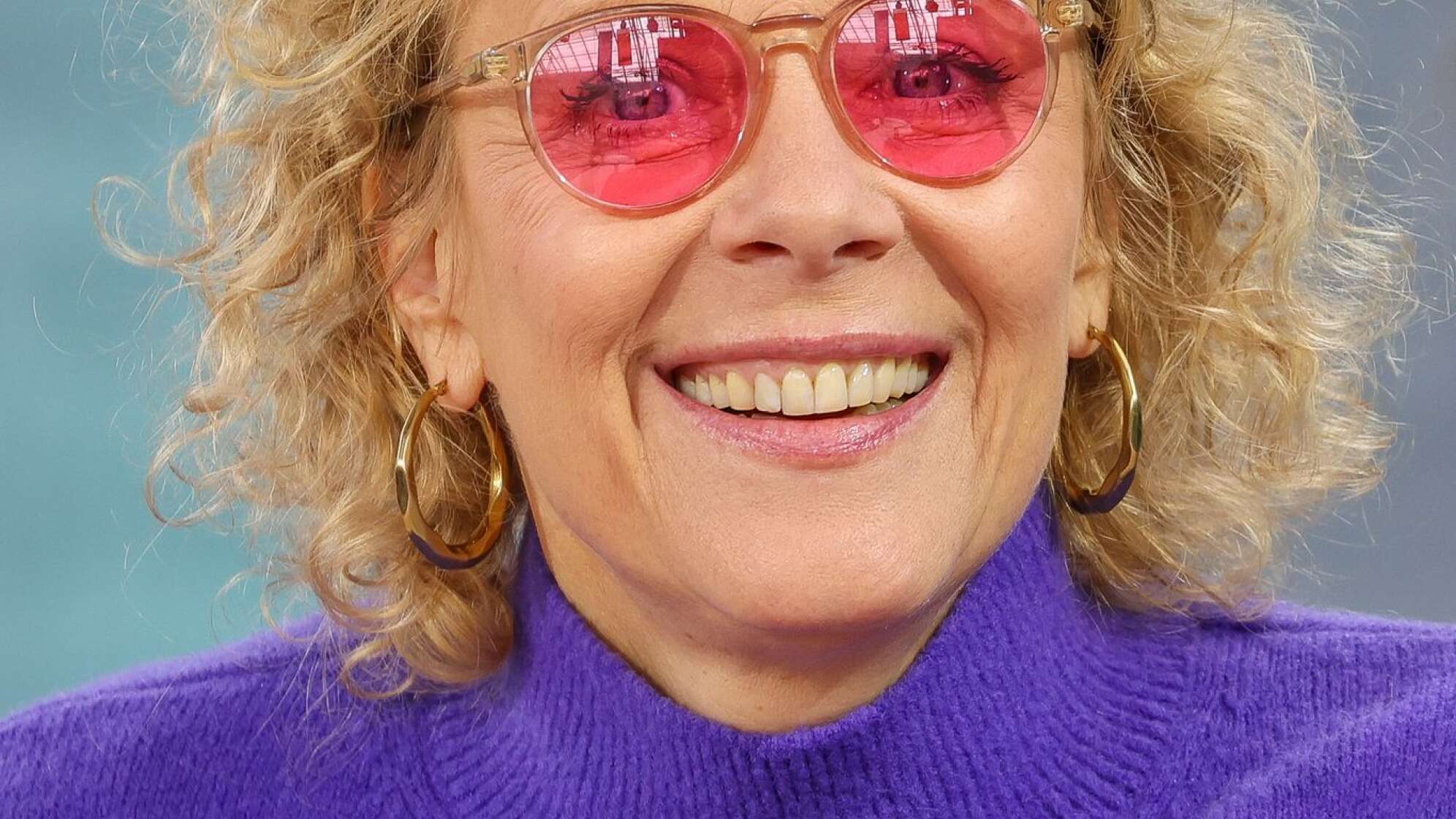 Katja Riemann mit rosa Brille