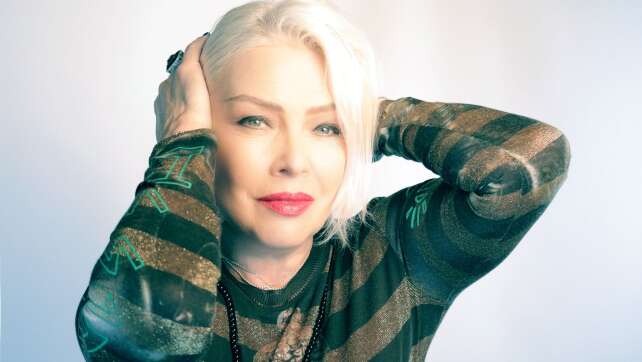 Neonlicht und Kunstnebel: Kim Wilde lässt die 80er aufleben