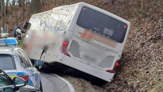 Bus mit Schülern fährt in Graben - niemand verletzt