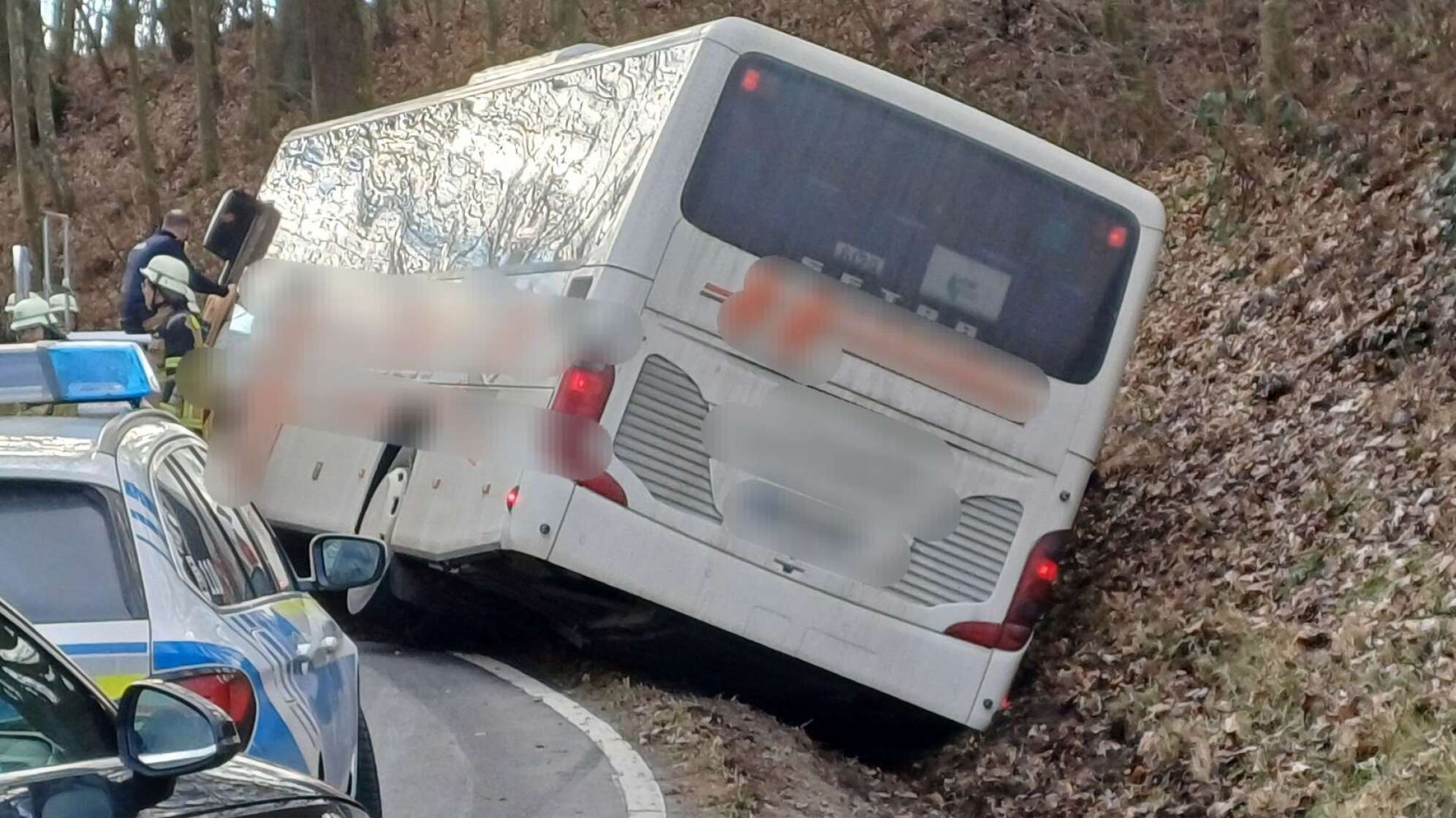 Bus mit Kindern an Bord rutscht in Graben