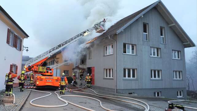 Feuer in Mehrfamilienhaus: Brand greift auf Bürogebäude über