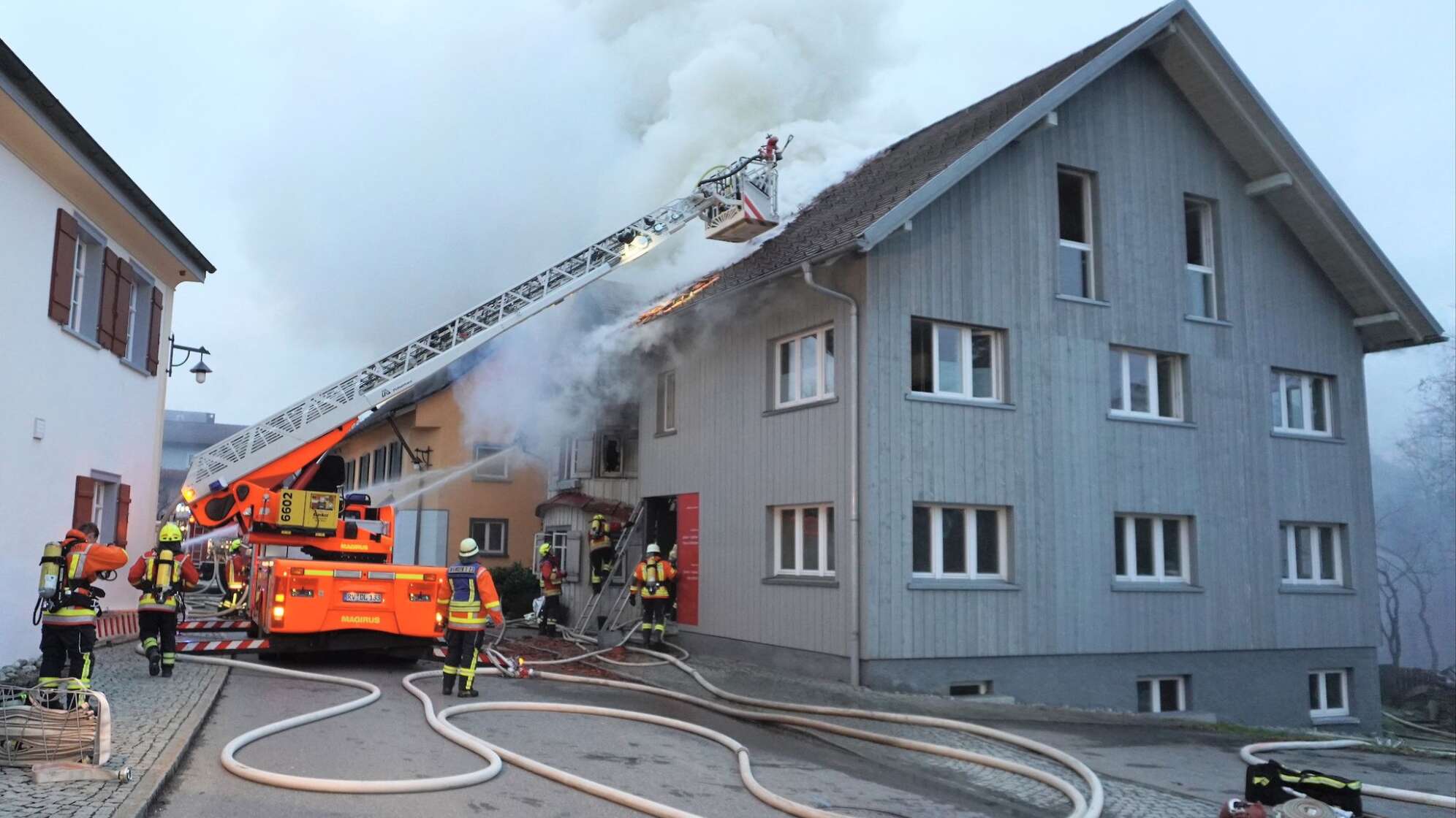 Feuer in Mehrfamilienhaus im Kreis Ravensburg