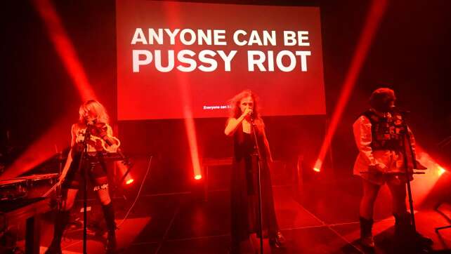 Laut, wütend, schrill: Pussy Riot klagen Putin an