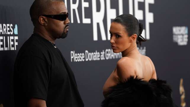 Partnerin von Kanye West beinahe nackt bei Grammy-Verleihung