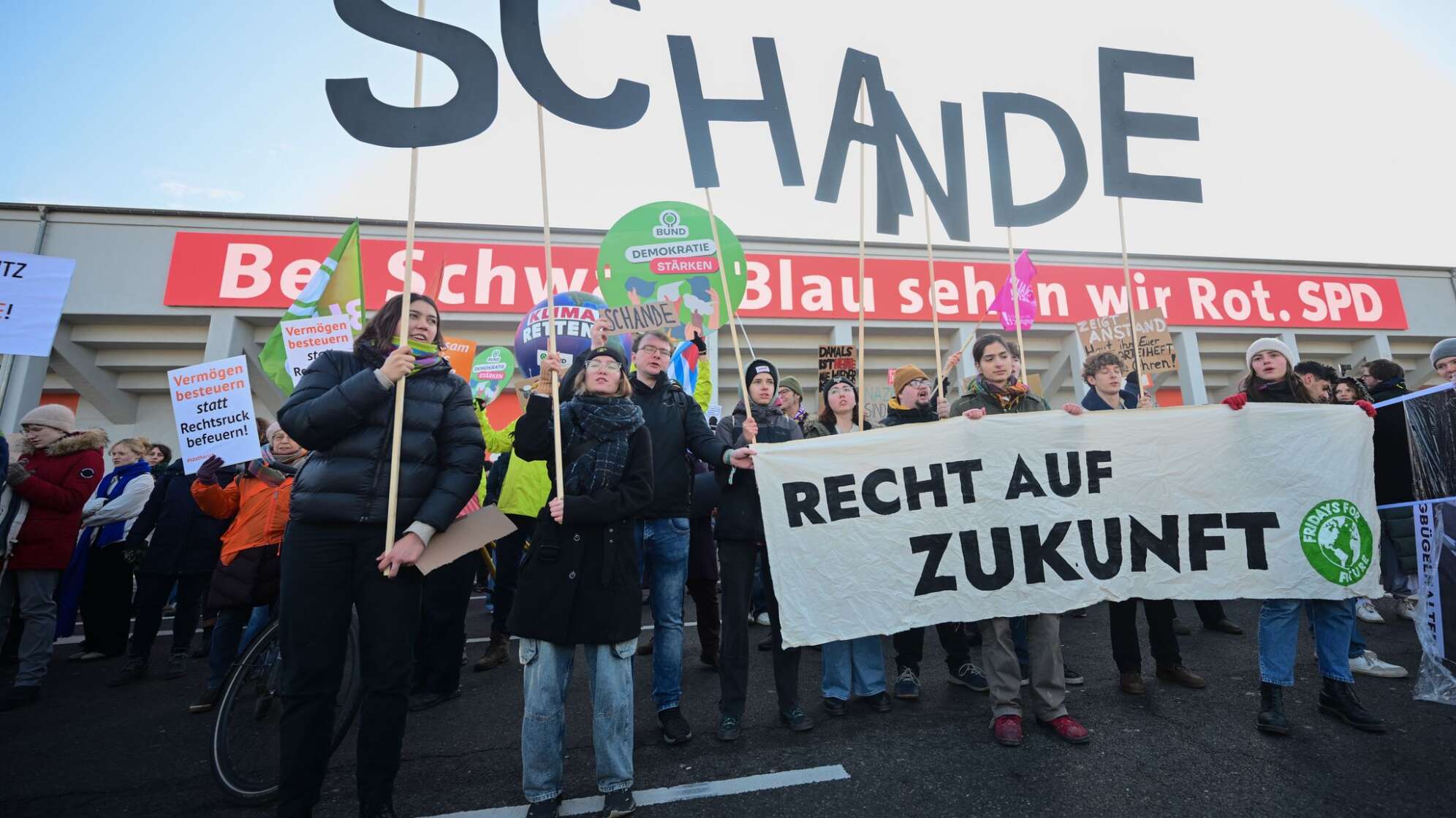 Demonstrationen zum 37. Bundesparteitag der CDU