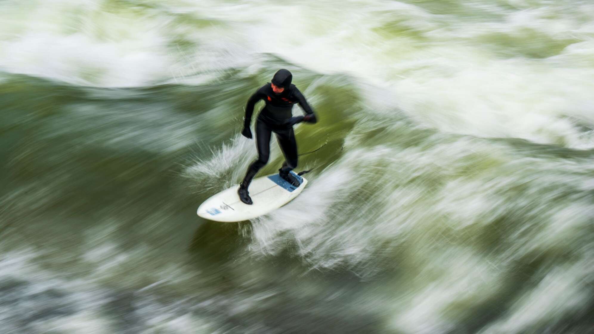 Surfer auf dem Eisbach im Winter